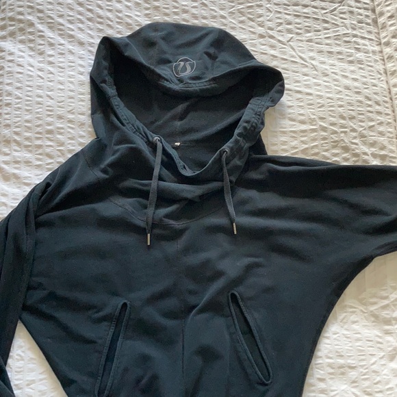 Black lulu hoodie.